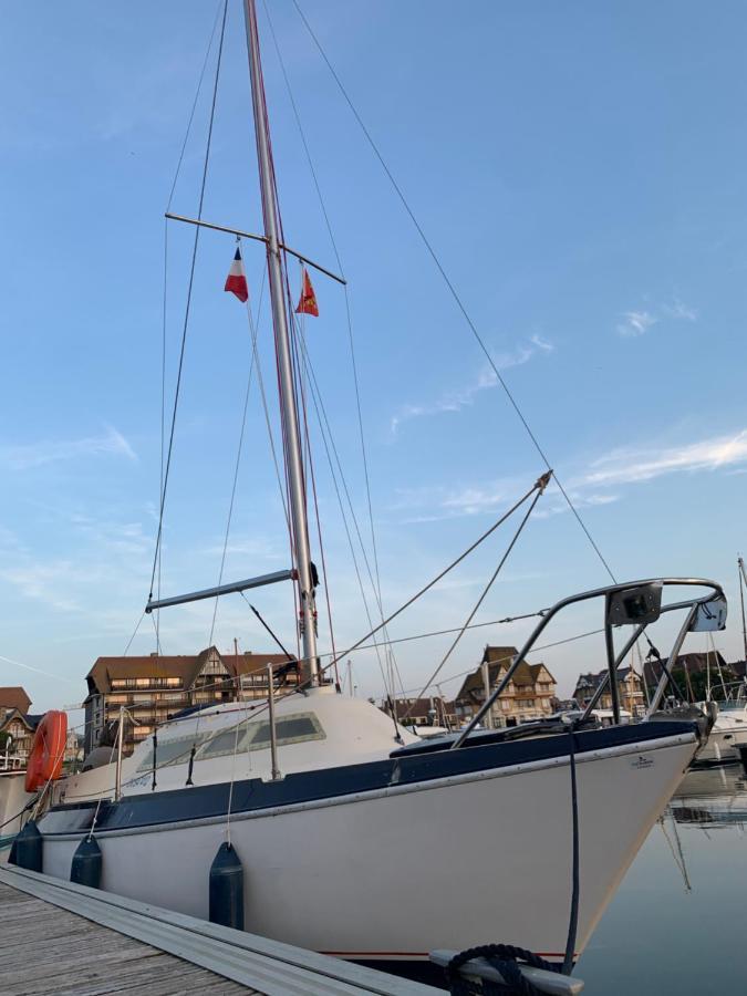 Madi Au Fil De L'eau A Botel Deauville
